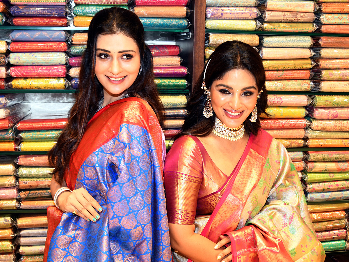 Samyuktha Menon And Payal Rajput Inaugurates in karimnagar12