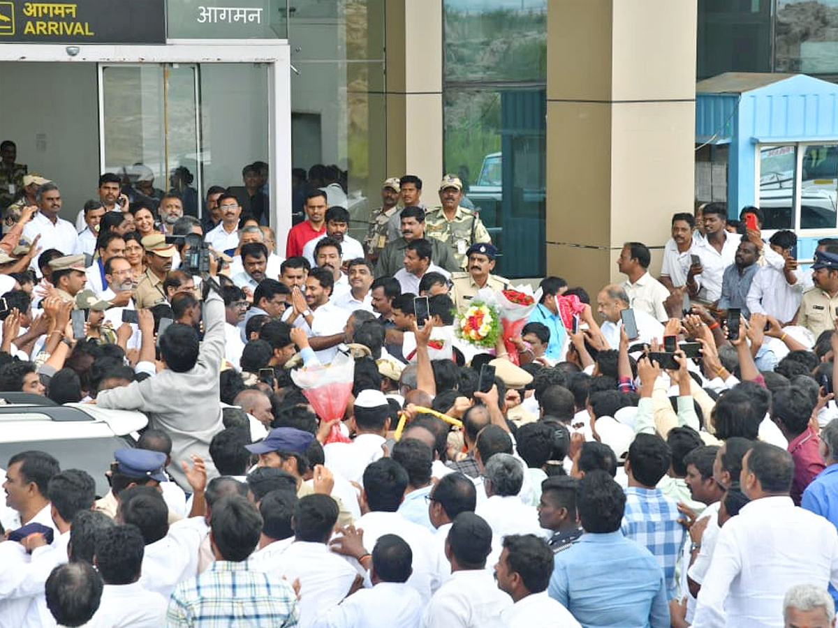 YS Jagan Gets Grand Welcome at Kurnool Airport Photos2