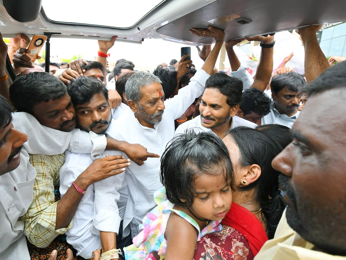 YS Jagan Gets Grand Welcome at Kurnool Airport Photos12