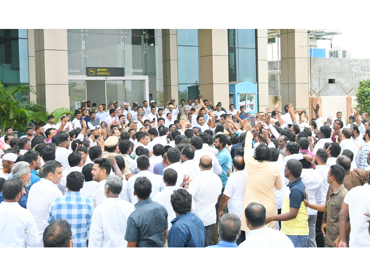 YS Jagan Gets Grand Welcome at Kurnool Airport Photos13