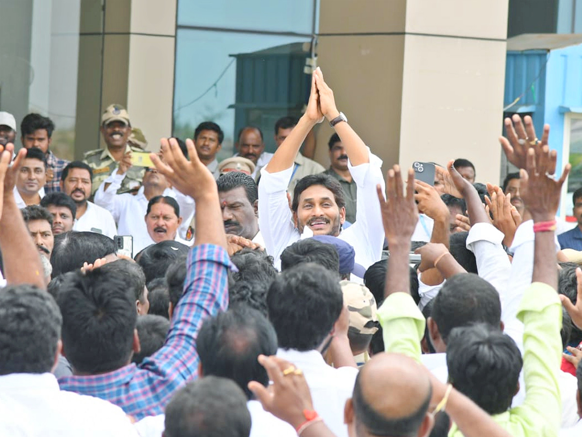 YS Jagan Gets Grand Welcome at Kurnool Airport Photos1