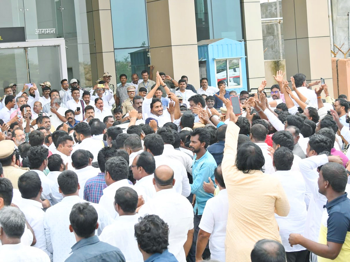 YS Jagan Gets Grand Welcome at Kurnool Airport Photos14