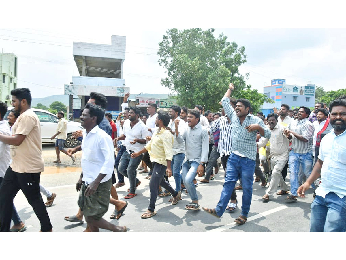 YS Jagan Gets Grand Welcome at Kurnool Airport Photos17