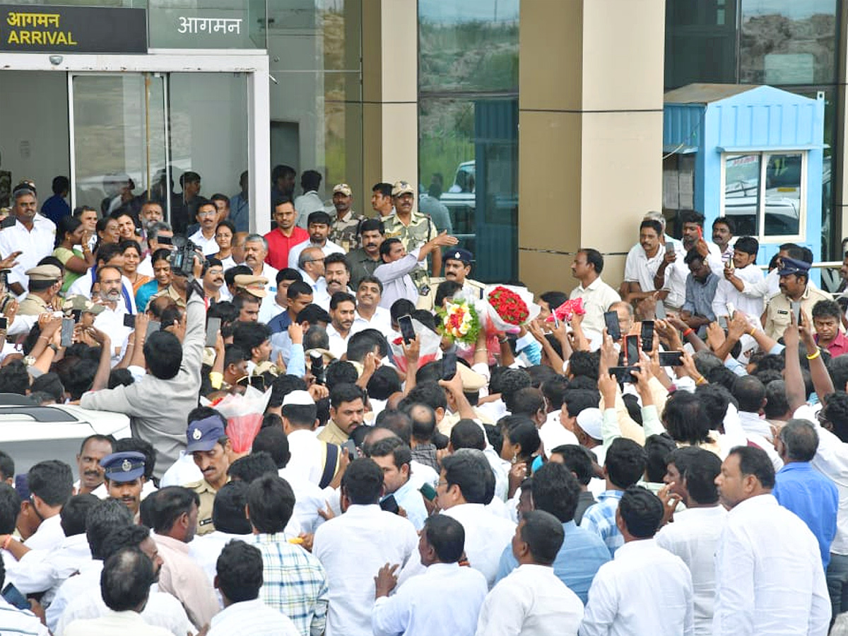 YS Jagan Gets Grand Welcome at Kurnool Airport Photos3