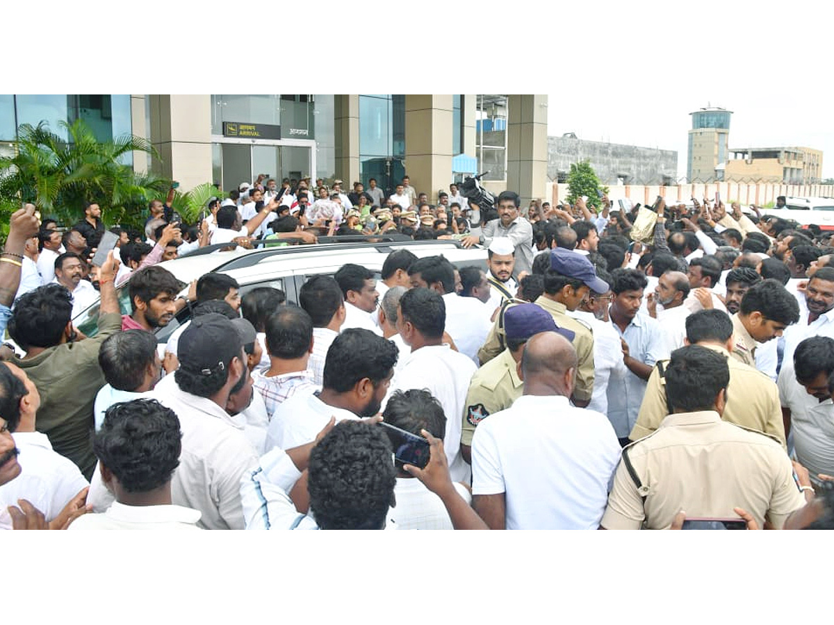 YS Jagan Gets Grand Welcome at Kurnool Airport Photos4