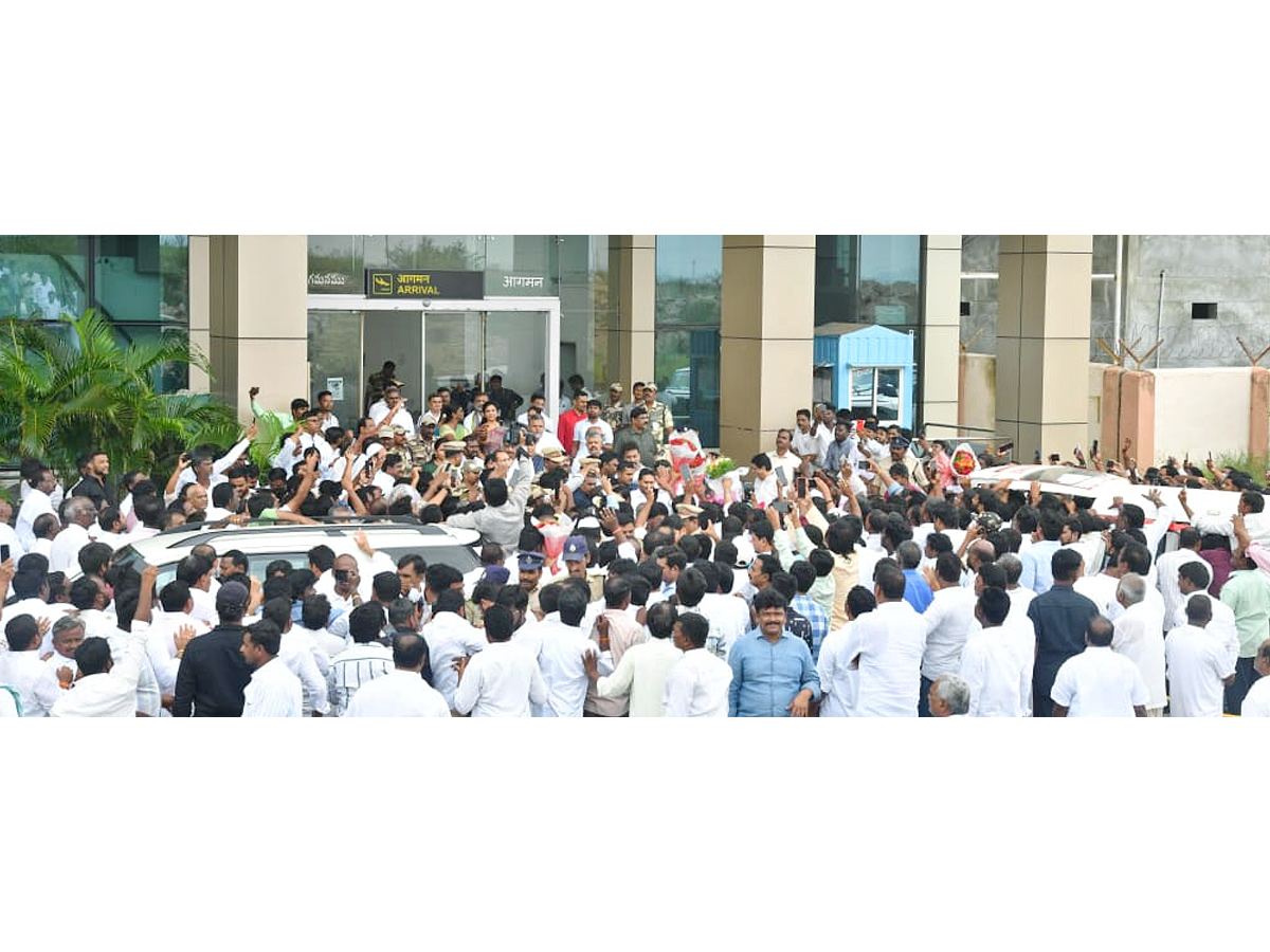 YS Jagan Gets Grand Welcome at Kurnool Airport Photos5