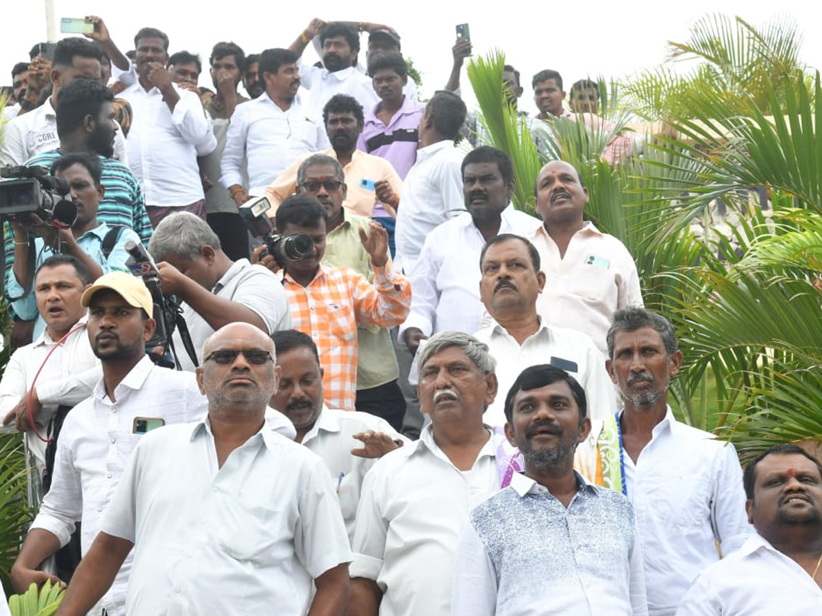 YS Jagan Gets Grand Welcome at Kurnool Airport Photos7