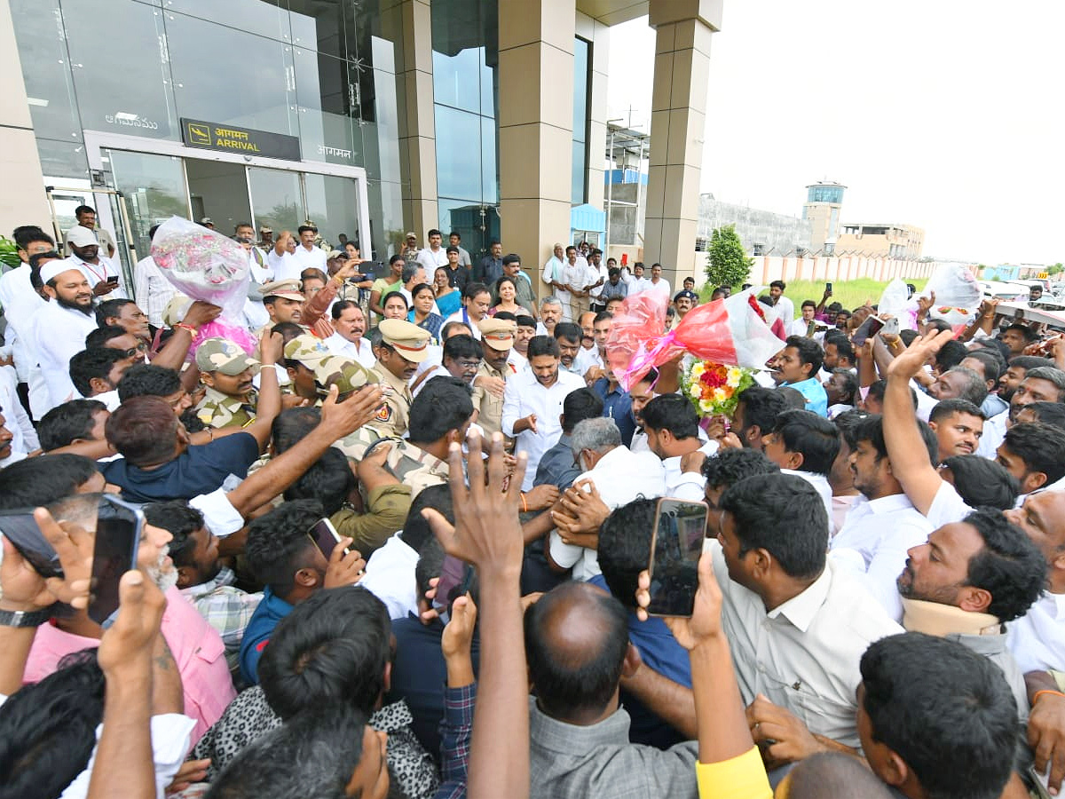 YS Jagan Gets Grand Welcome at Kurnool Airport Photos10