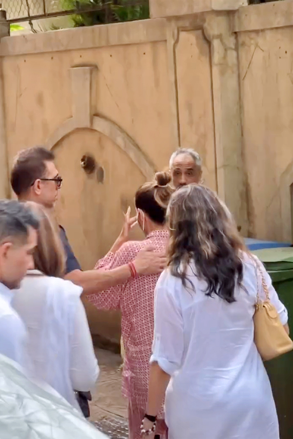 Malaika Arora's Father Passes Away celebreties steps in to  pay last respects Photos2