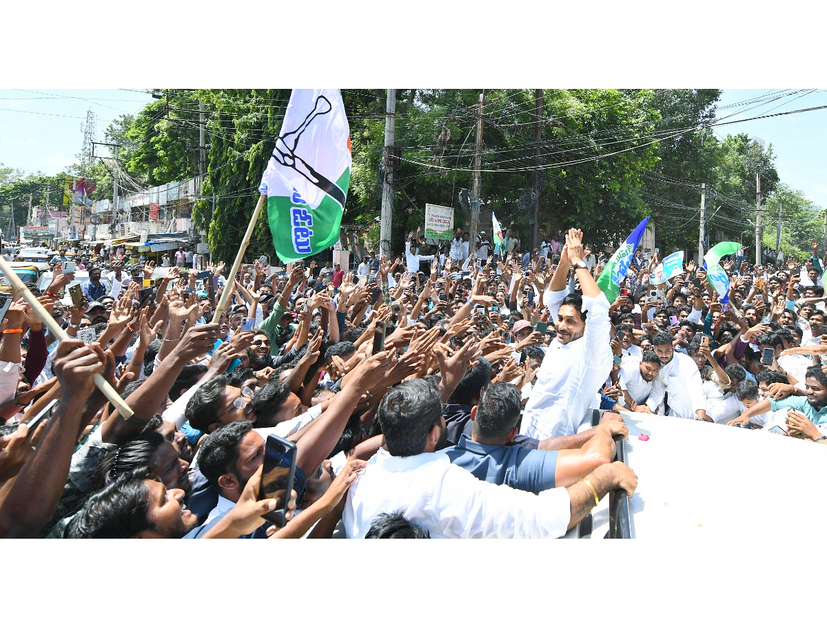 YS Jagan Visits Guntur Eda Sambireddy House Photos10