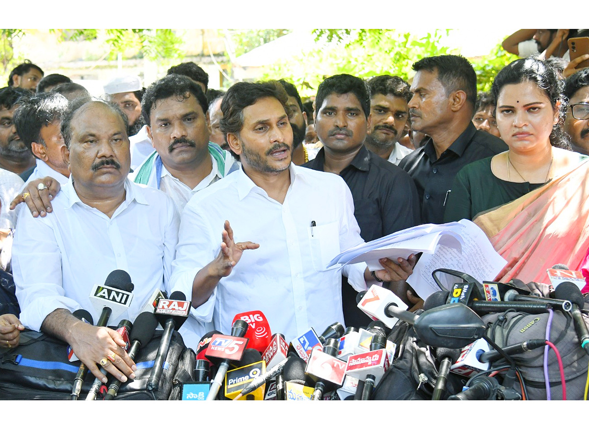 YS Jagan Visits Guntur Eda Sambireddy House Photos11