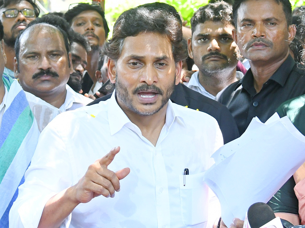 YS Jagan Visits Guntur Eda Sambireddy House Photos12