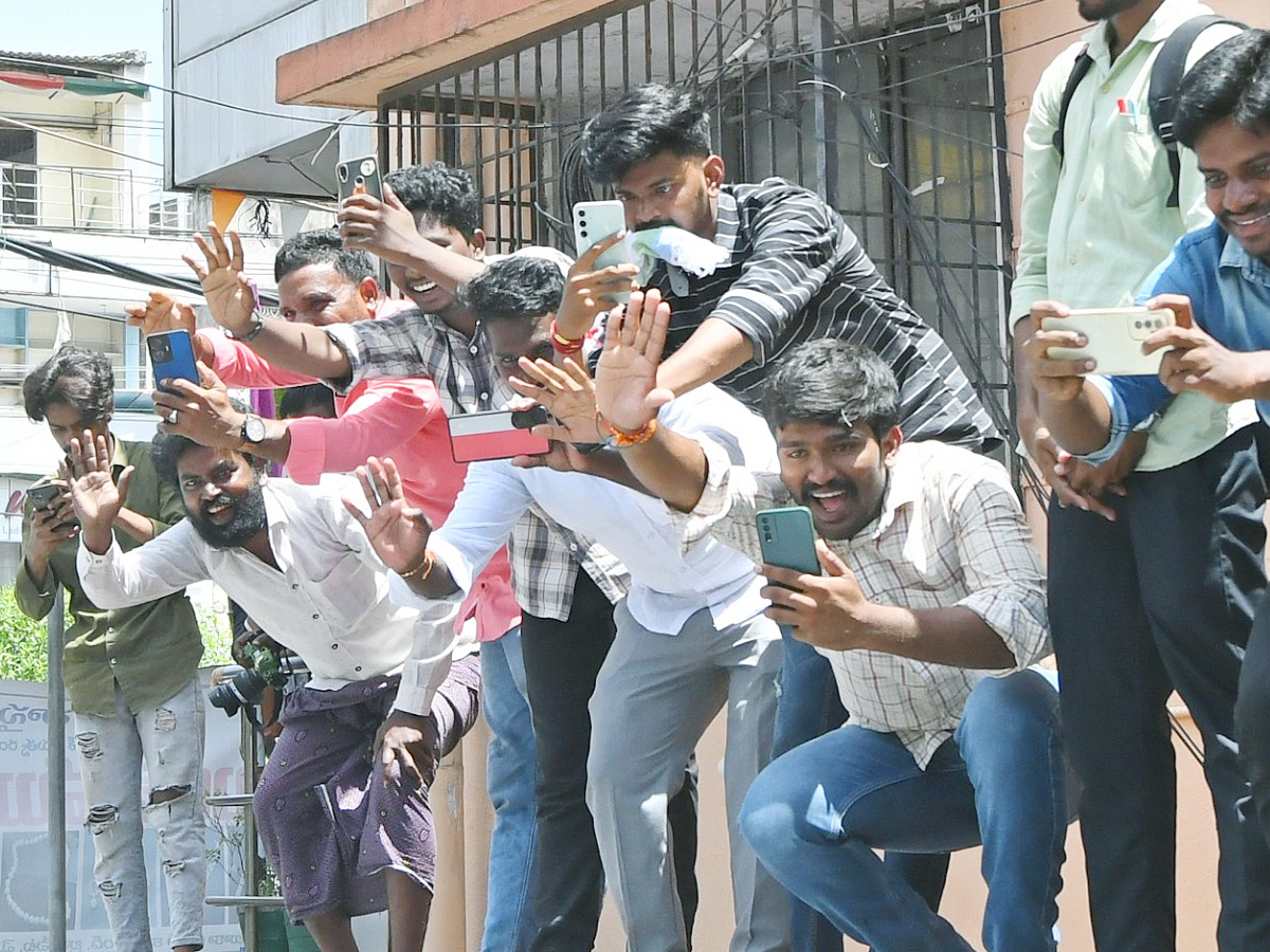 YS Jagan Visits Guntur Eda Sambireddy House Photos13