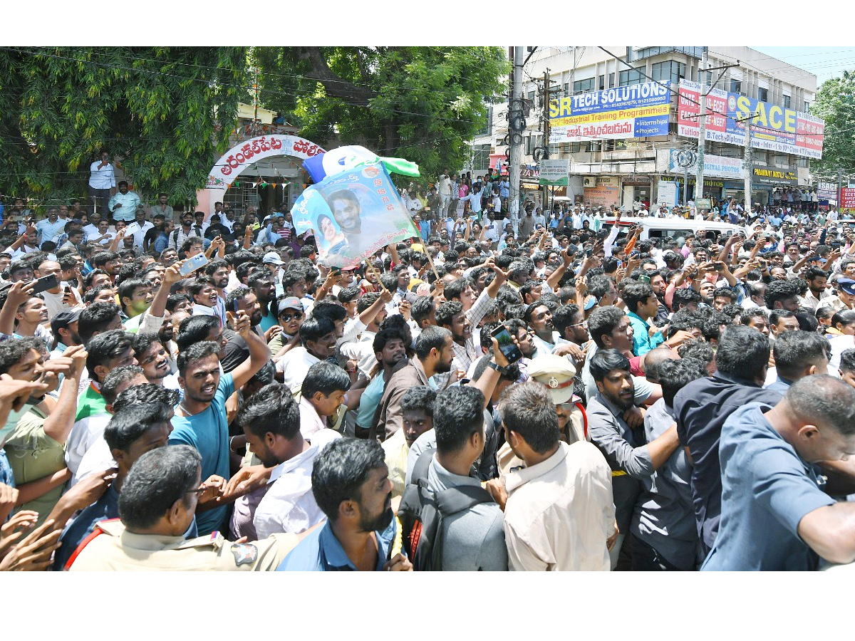 YS Jagan Visits Guntur Eda Sambireddy House Photos14