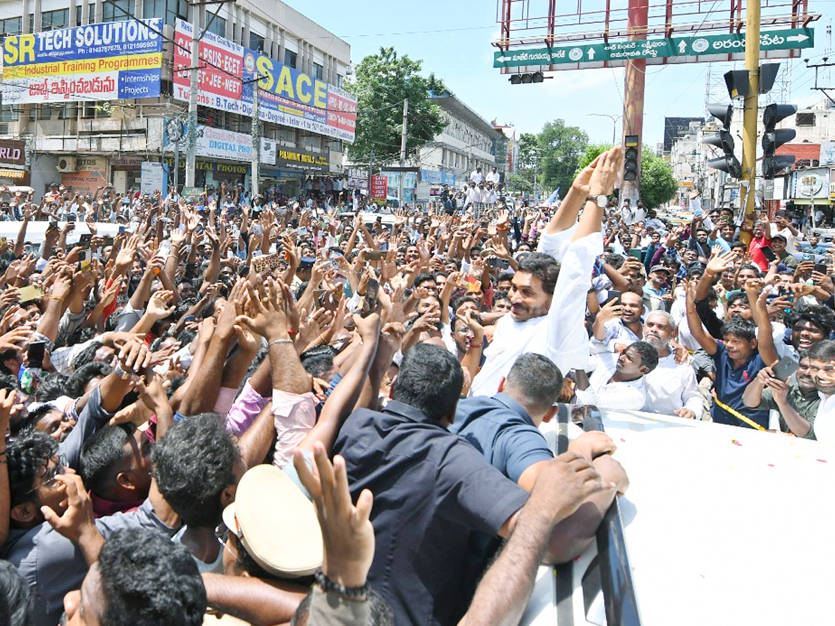 YS Jagan Visits Guntur Eda Sambireddy House Photos15