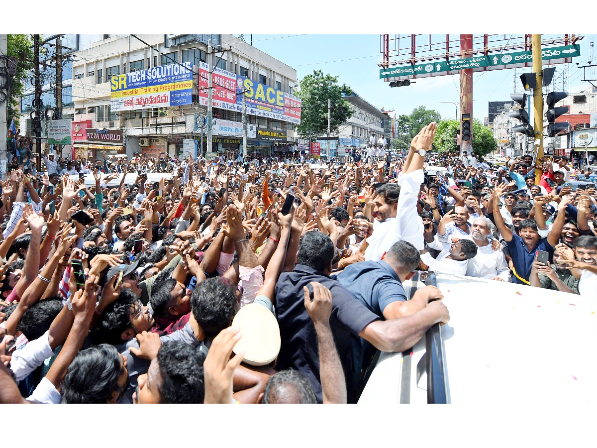 YS Jagan Visits Guntur Eda Sambireddy House Photos16