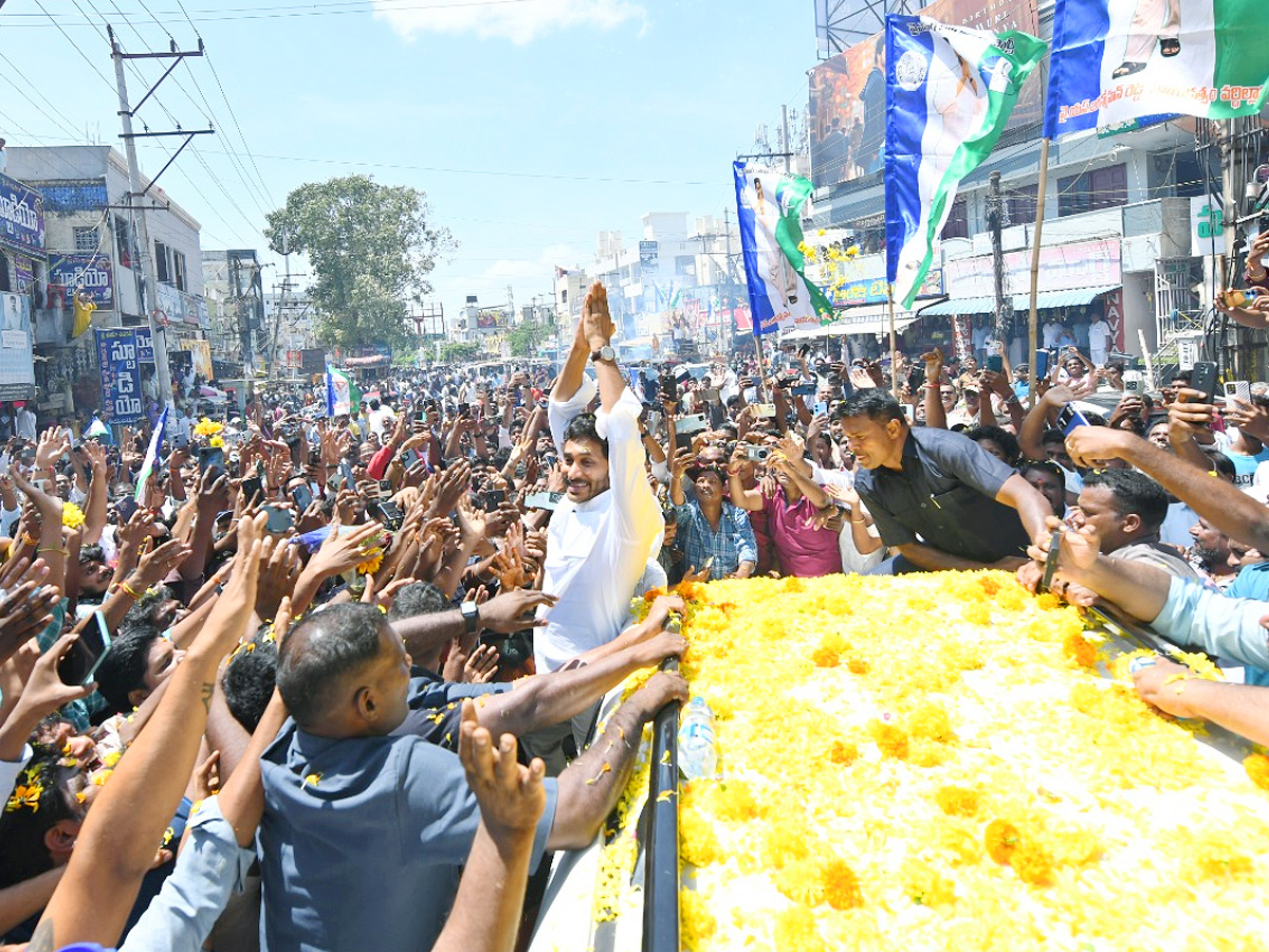 YS Jagan Visits Guntur Eda Sambireddy House Photos17