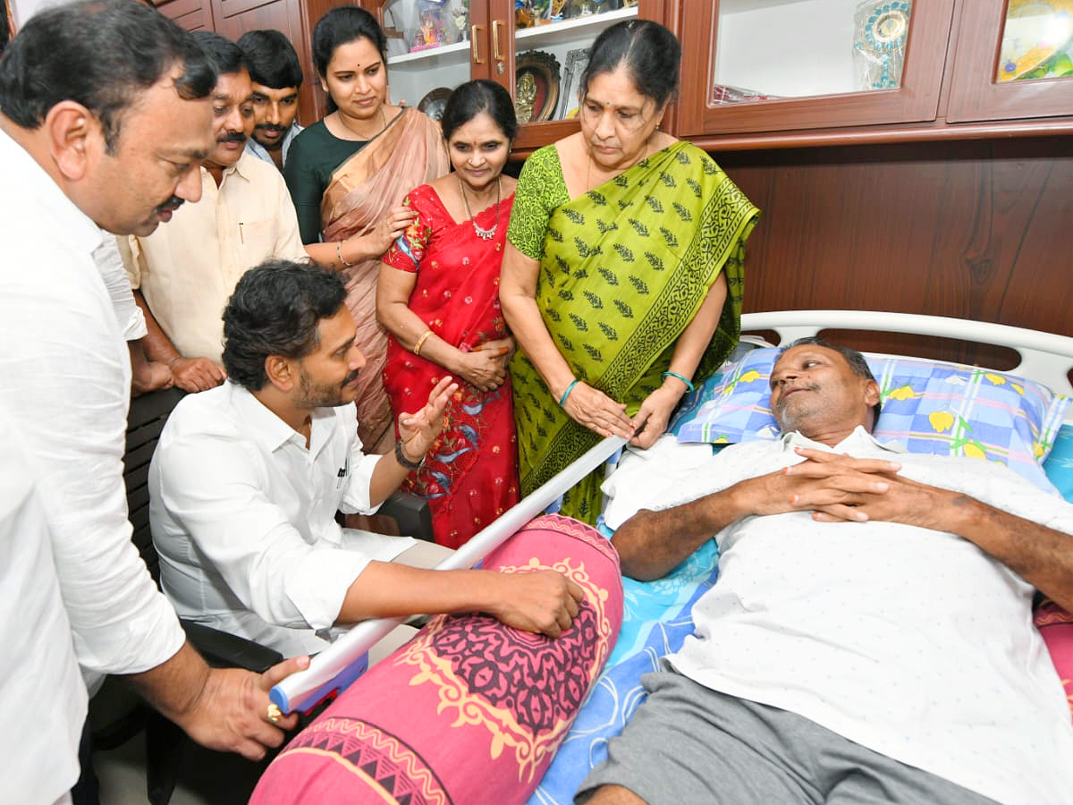 YS Jagan Visits Guntur Eda Sambireddy House Photos2