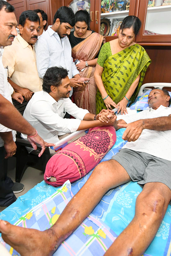 YS Jagan Visits Guntur Eda Sambireddy House Photos3