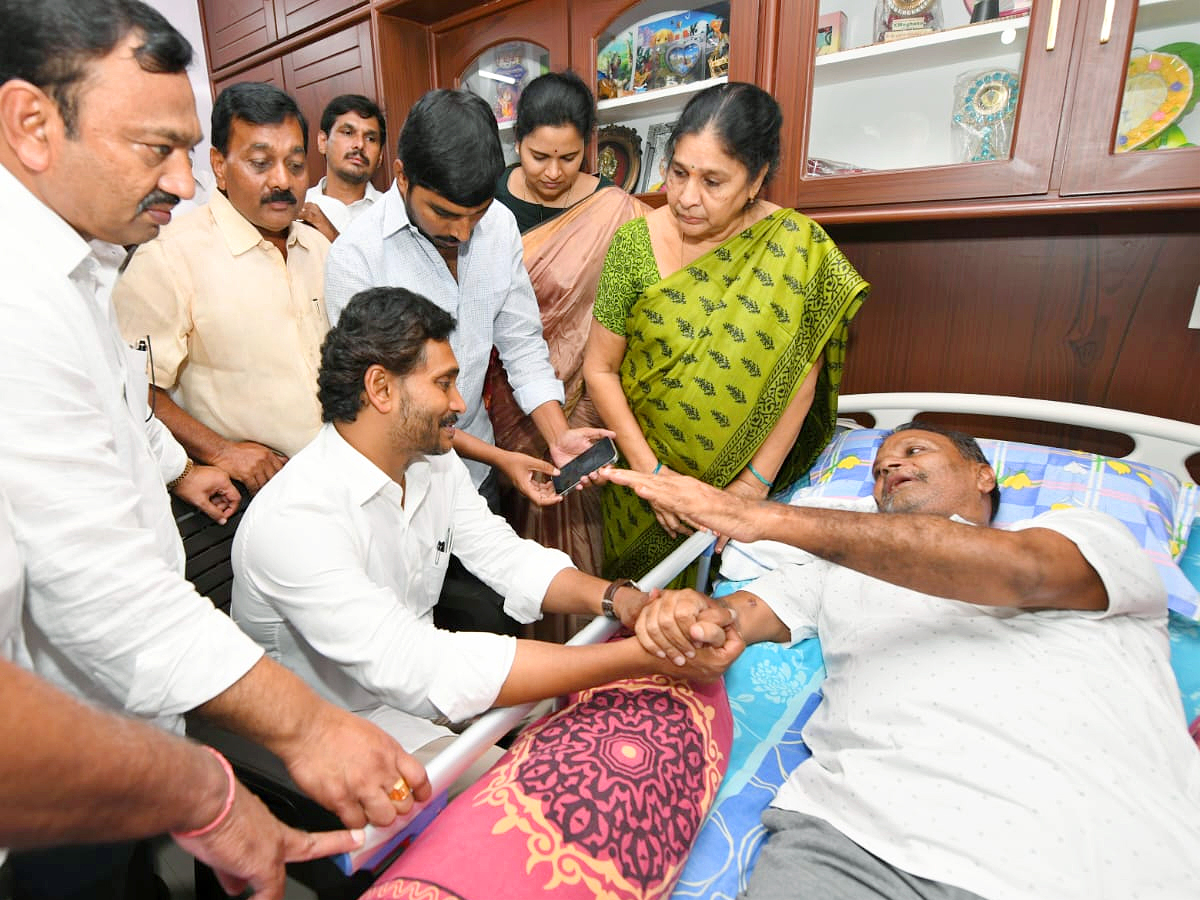 YS Jagan Visits Guntur Eda Sambireddy House Photos4