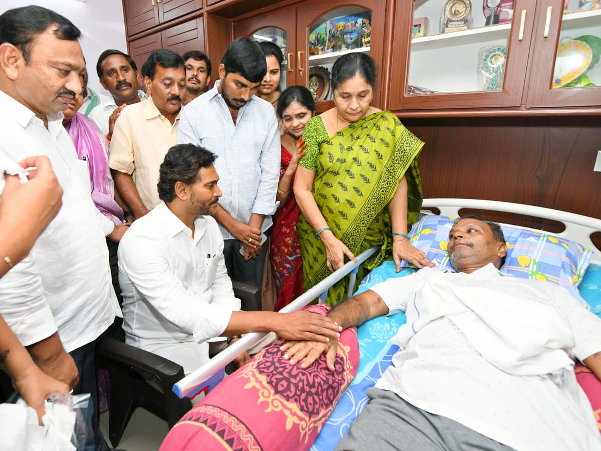 YS Jagan Visits Guntur Eda Sambireddy House Photos5