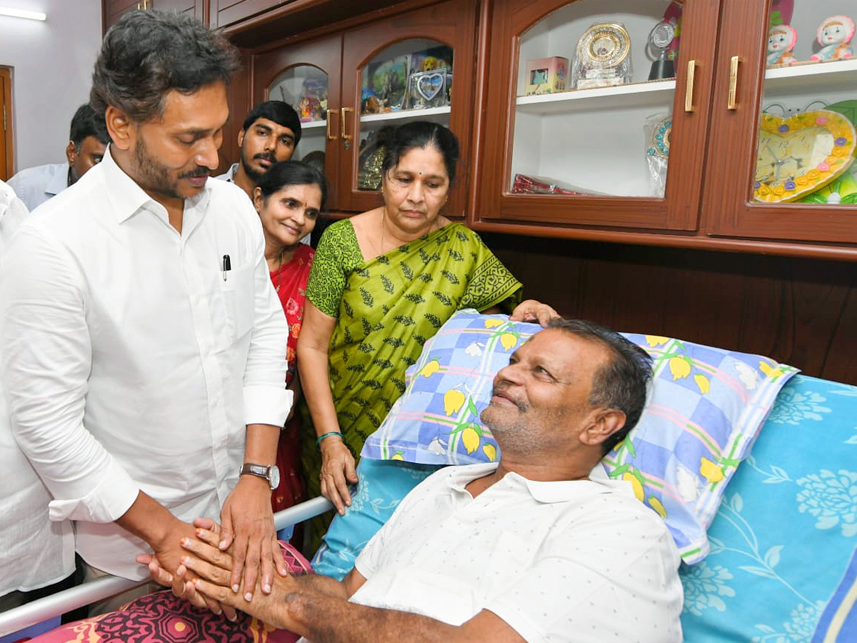 YS Jagan Visits Guntur Eda Sambireddy House Photos6