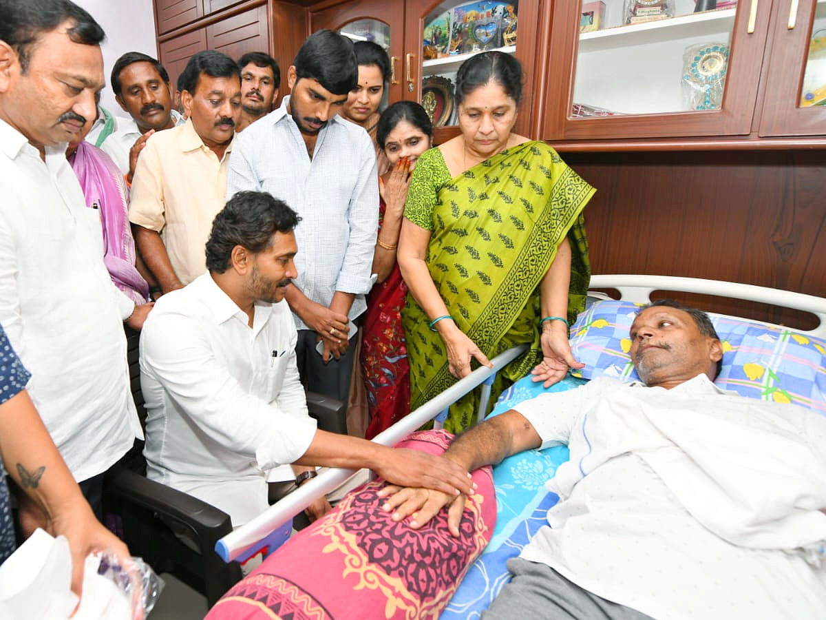 YS Jagan Visits Guntur Eda Sambireddy House Photos7