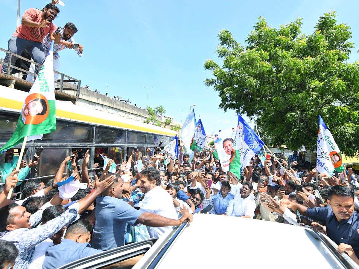 YS Jagan Visits Guntur Eda Sambireddy House Photos8