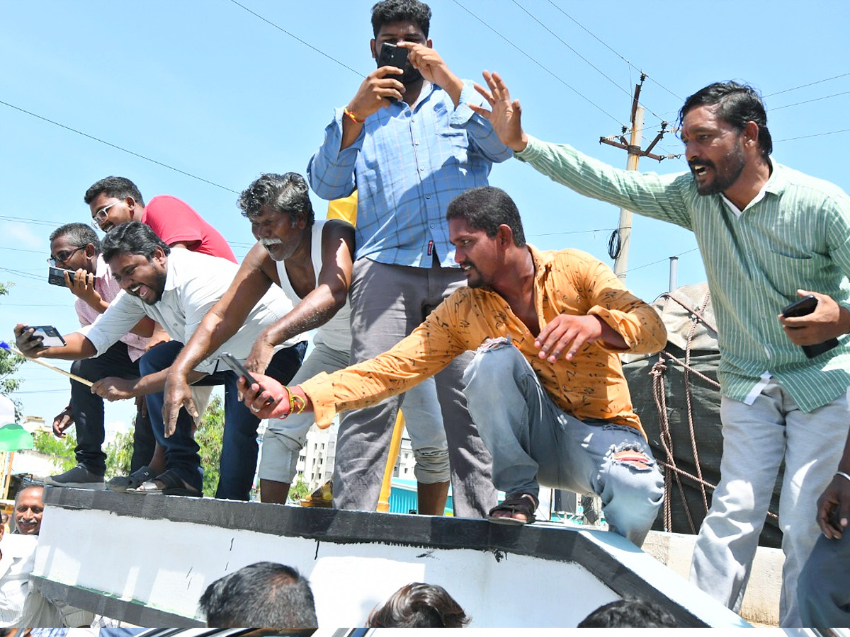 YS Jagan Visits Guntur Eda Sambireddy House Photos9