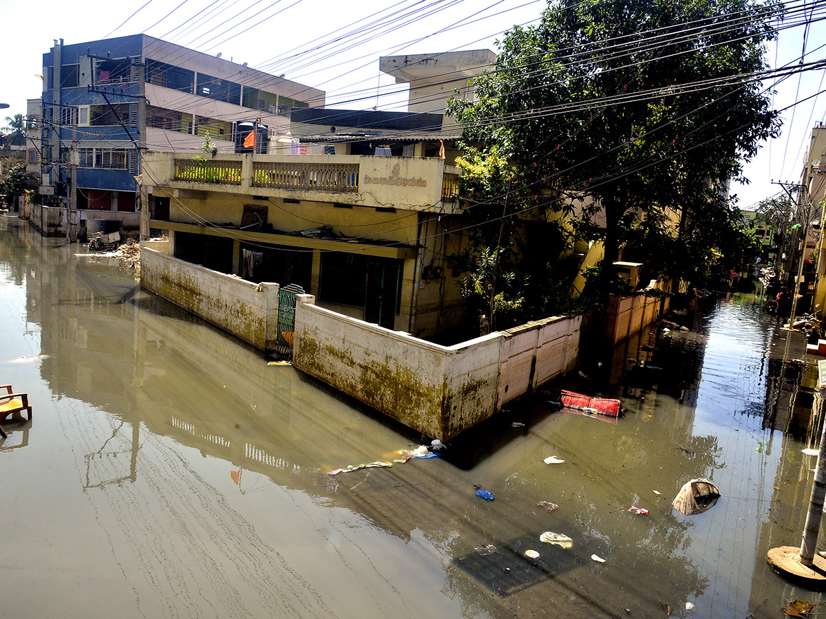 Check out the photo gallery of the flood-affected victims in Vijayawada.25