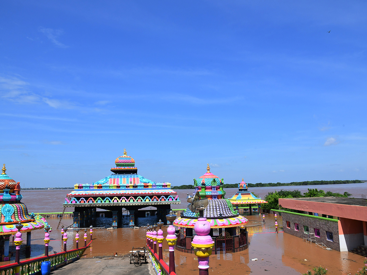 Heavy Flood Water To Rajahmundry On Godavari Photos12