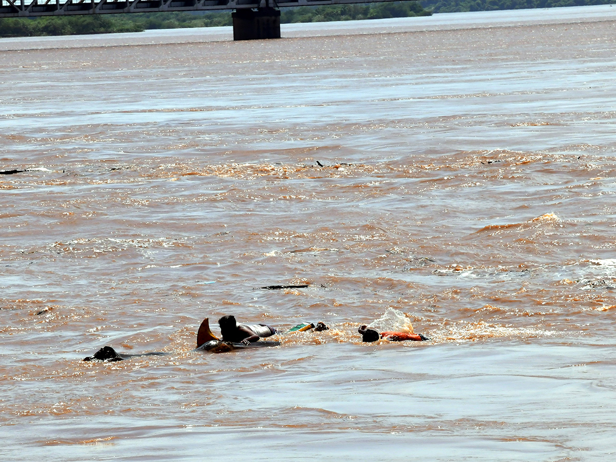 Heavy Flood Water To Rajahmundry On Godavari Photos17