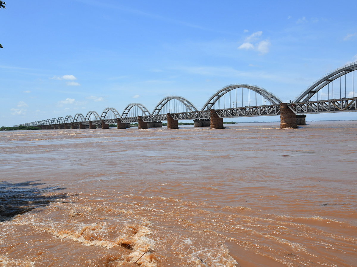 Heavy Flood Water To Rajahmundry On Godavari Photos3