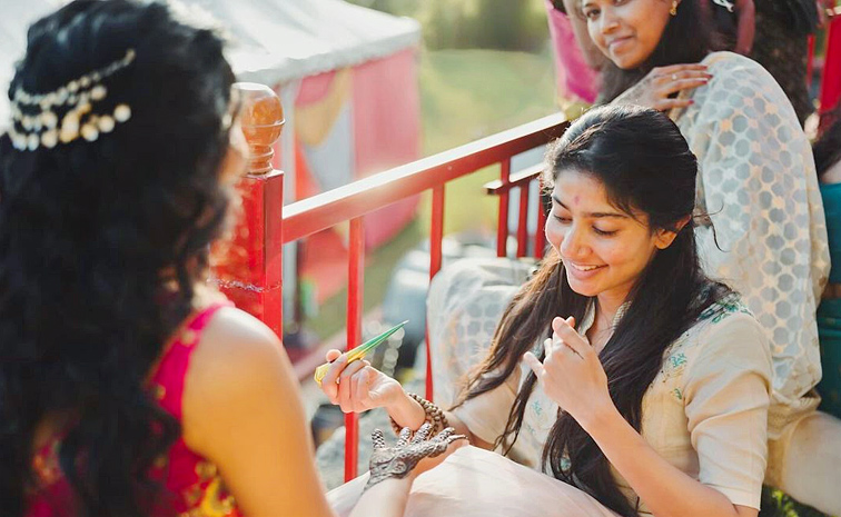 Heroine Sai Pallavi Prepared Up Mehndi To Sister Pooja Kannan Photos17