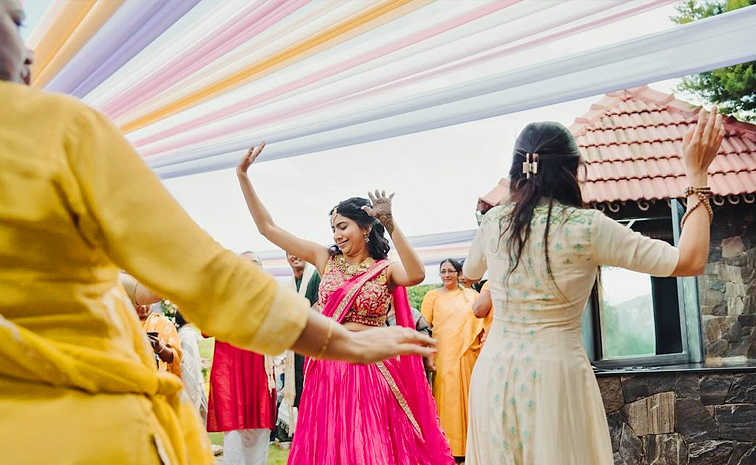 Heroine Sai Pallavi Prepared Up Mehndi To Sister Pooja Kannan Photos18