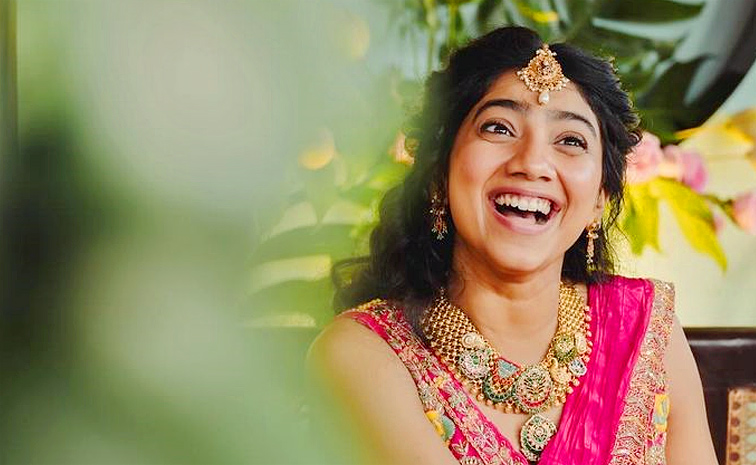 Heroine Sai Pallavi Prepared Up Mehndi To Sister Pooja Kannan Photos19