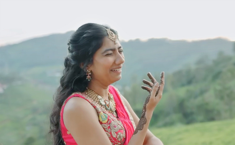 Heroine Sai Pallavi Prepared Up Mehndi To Sister Pooja Kannan Photos6