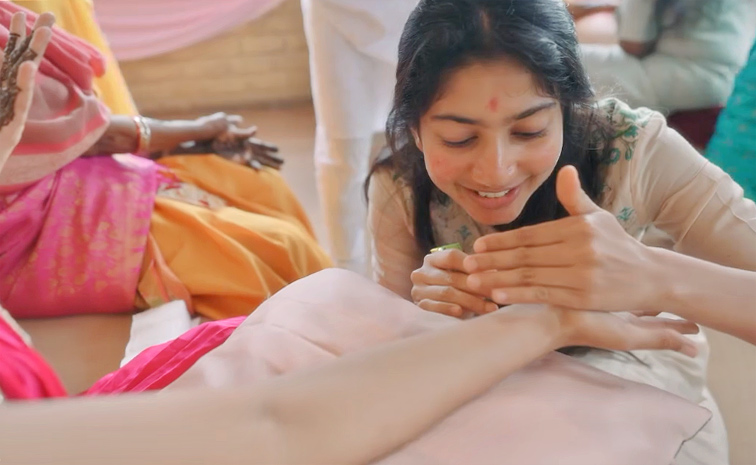 Heroine Sai Pallavi Prepared Up Mehndi To Sister Pooja Kannan Photos2