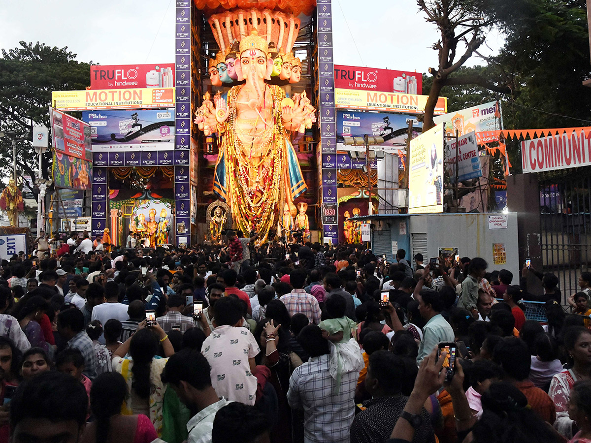 Devotees Rushed to Khairtabad Ganesh Photos1