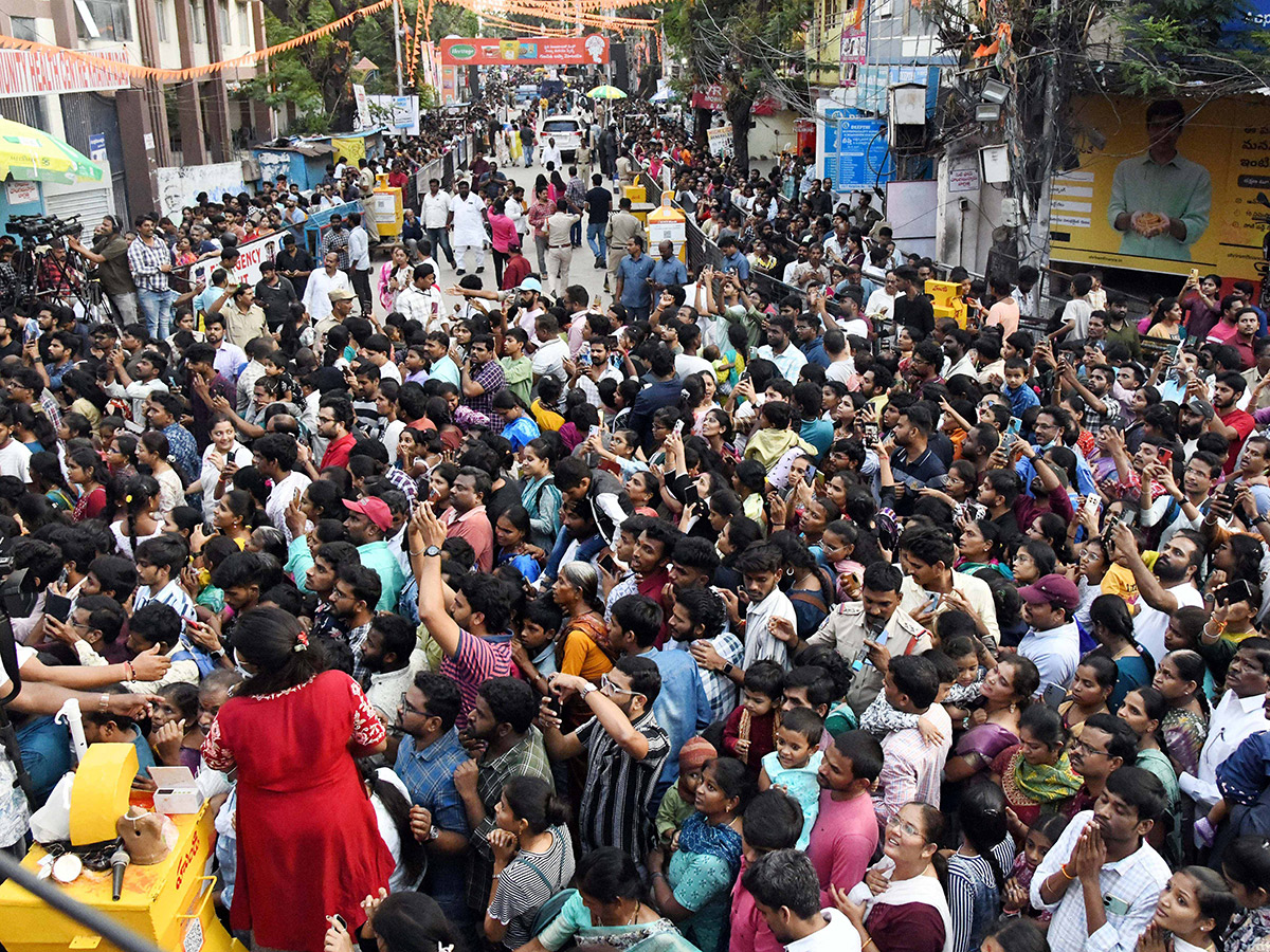 Devotees Rushed to Khairtabad Ganesh Photos10