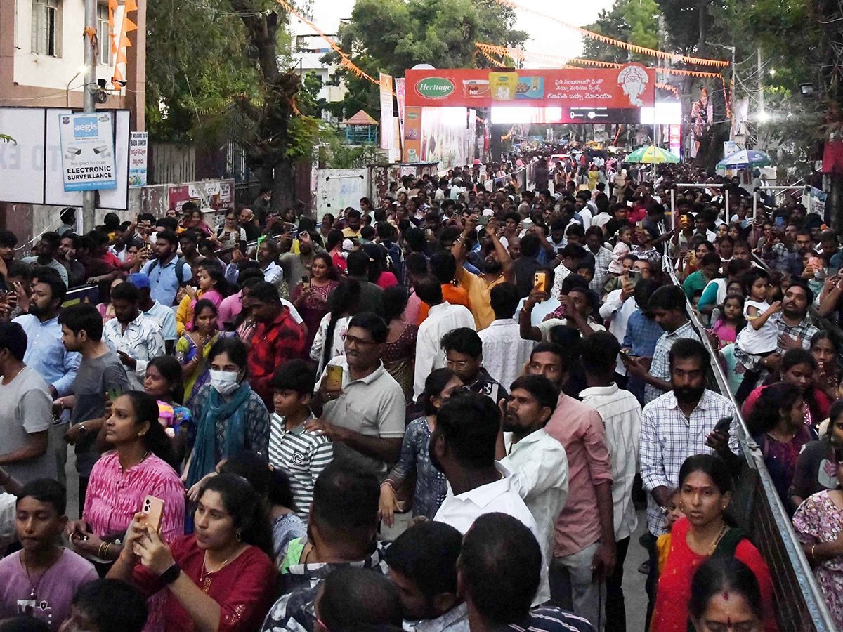 Devotees Rushed to Khairtabad Ganesh Photos2