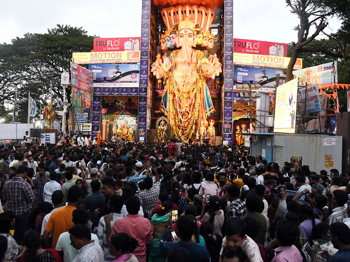 Devotees Rushed to Khairtabad Ganesh Photos3