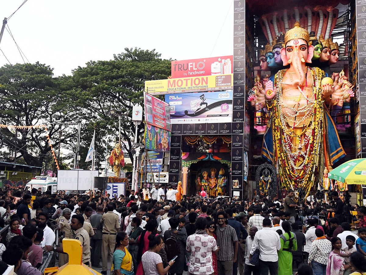 Devotees Rushed to Khairtabad Ganesh Photos4