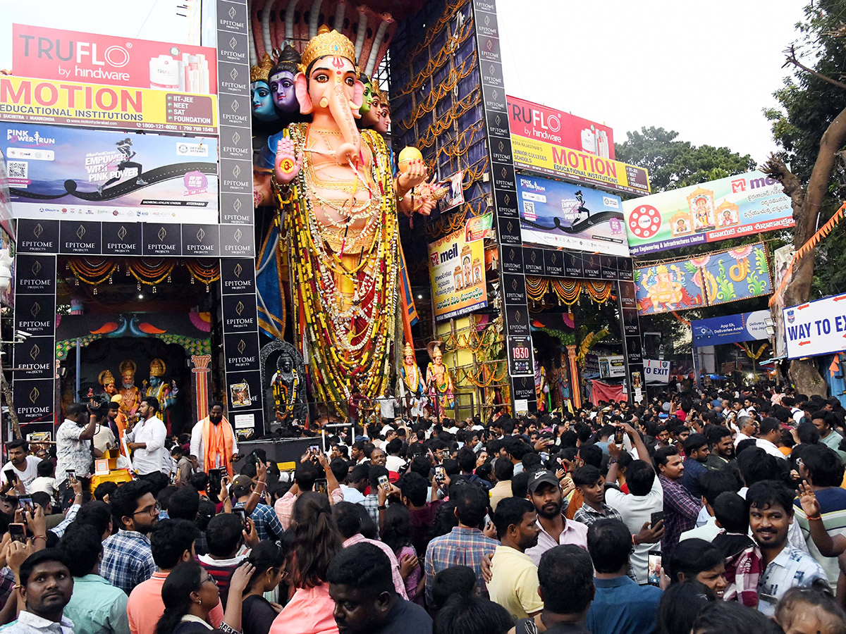 Devotees Rushed to Khairtabad Ganesh Photos5