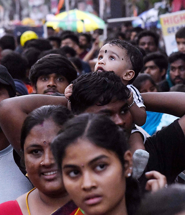 Devotees Rushed to Khairtabad Ganesh Photos6