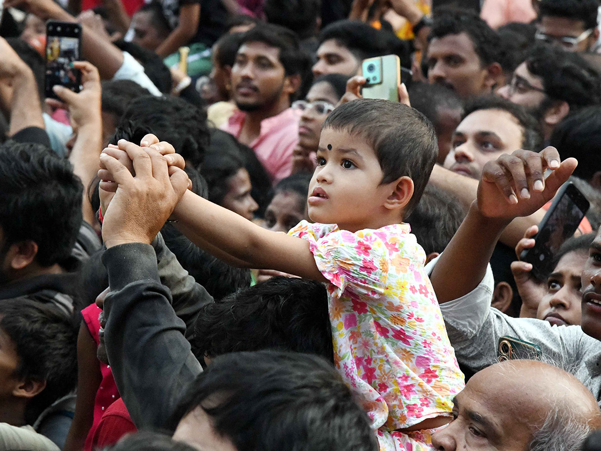 Devotees Rushed to Khairtabad Ganesh Photos9