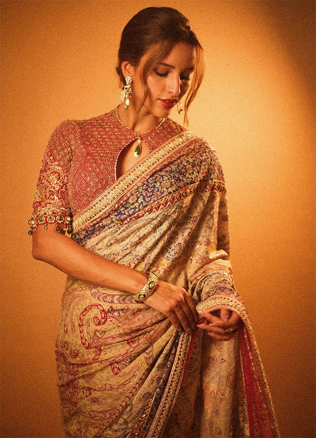 Tripti Dimri Retro Floral Saree : Stunning Floral Saree Look16