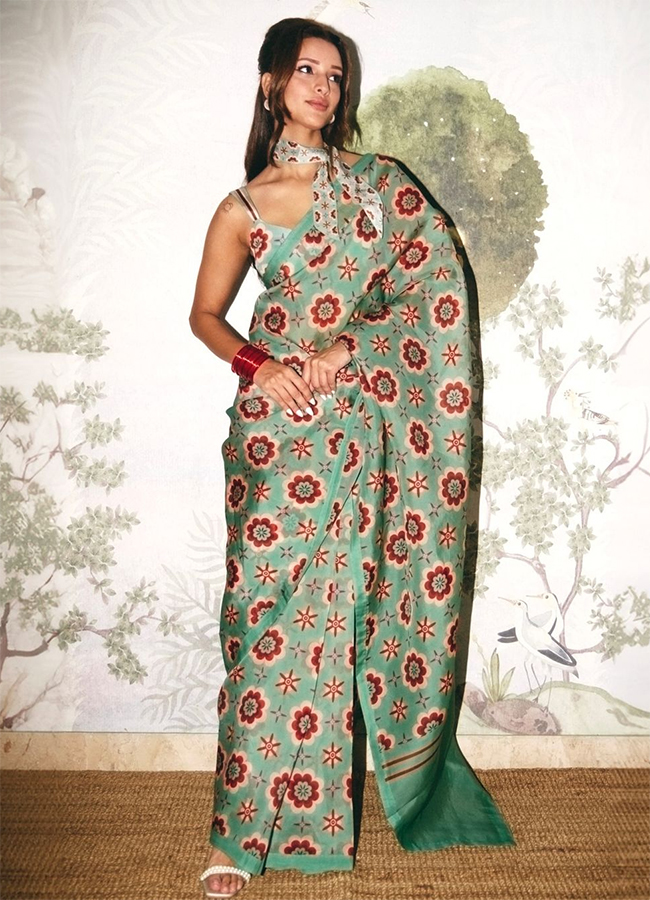 Tripti Dimri Retro Floral Saree : Stunning Floral Saree Look10