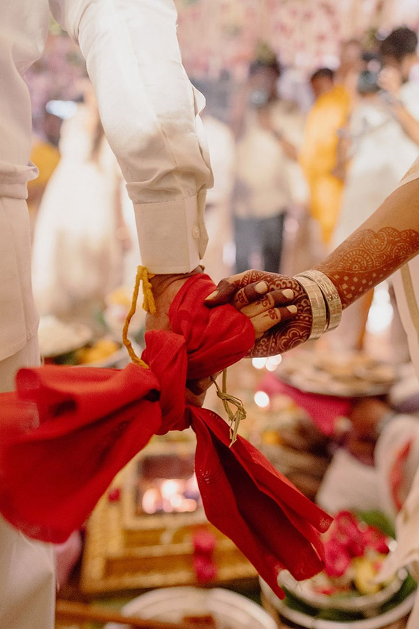 Heroine Sai Pallavi Gets Emotional In Her Sister Pooja kannan Wedding Photos viral18