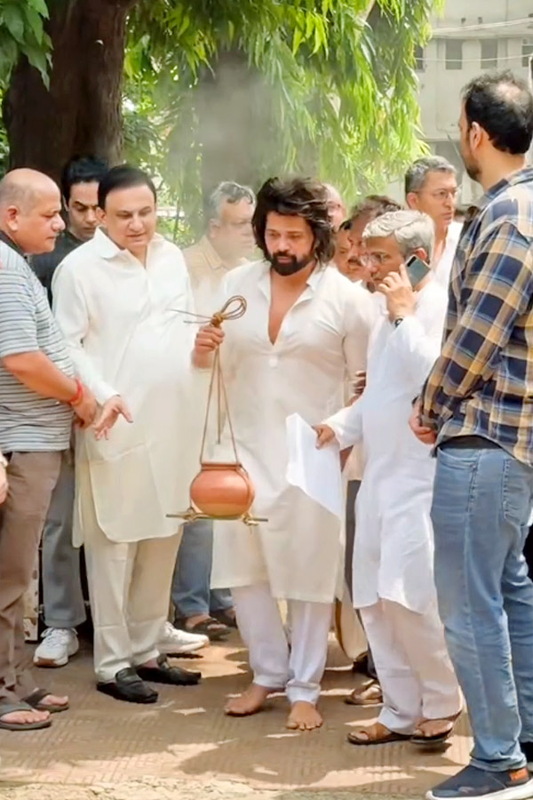 Himesh Reshammiya performs last rites of his late father, Vipin Reshammiya Photos9